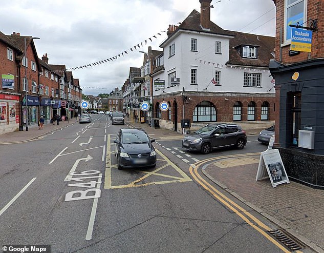 أصدر مجلس Buckinghamshire 3،618 PCNs بقيمة 139،798 جنيهًا إسترلينيًا في العام الماضي لانتهاكات تقاطع الصندوق الصفراء. هذا واحد في Backhorse Road Junction مع Station Road ، كان Gerrards Cross هو الأكثر غزارة