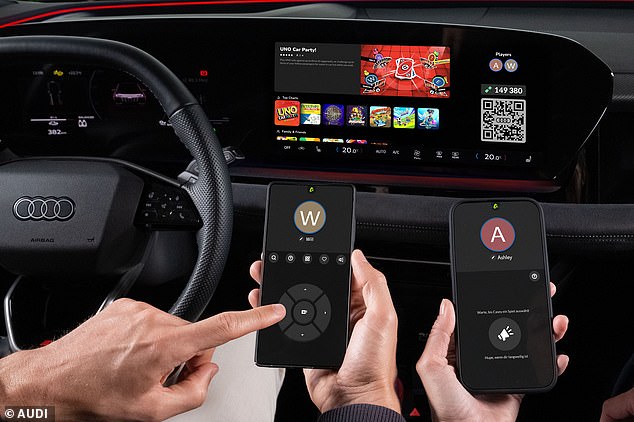 يتم توفير منصة ألعاب Audi بواسطة Airconsole. يسمح لما يصل إلى أربعة شاغلين بالهواتف الذكية بالاتصال بشاشات السيارة باستخدام رمز الاستجابة السريعة