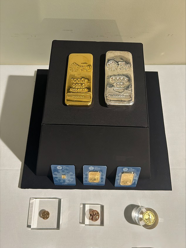 تنتج Royal Mint أيضًا قضبان ذهبية وفضية بالإضافة إلى عملات ذهبية وفضية