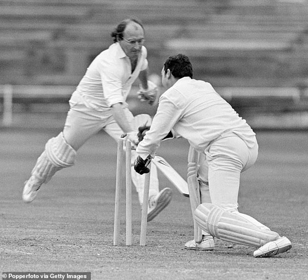 سامد: ينفد هنري خلال مباراة بين إنجلترا وصحفيو أستراليا في عام 1977