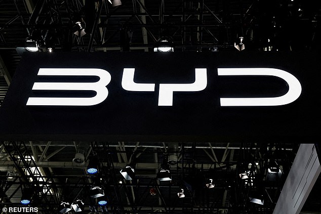 أصبح BYD سريعًا أكثر مصدرًا للسيارات في الصين وعلامة EV. بدأت في صنع بطاريات ليثيوم أيون قابلة لإعادة الشحن للهواتف المحمولة قبل التبديل إلى بطاريات EV ثم EVs