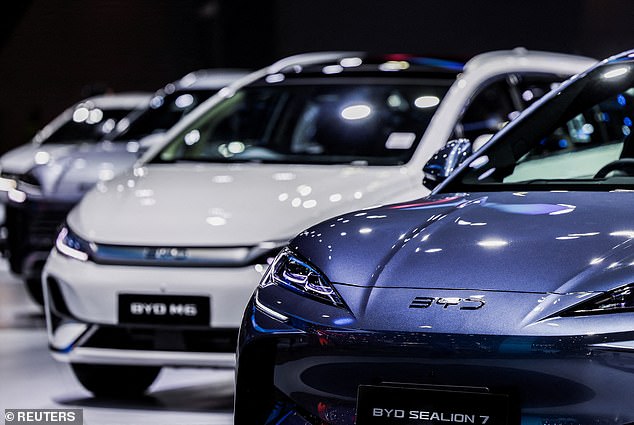 BYD هو الآن أكبر صانع سيارات كهربائي في العالم بعد إزالة تسلا في عام 2023