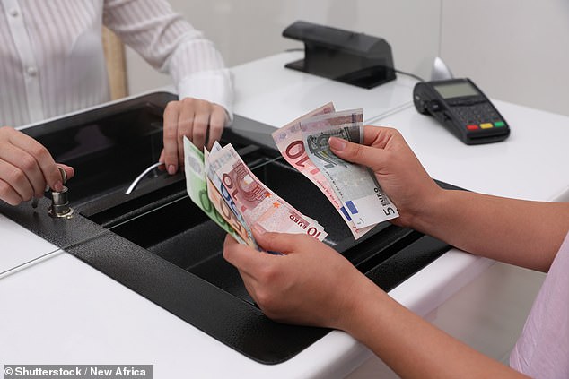 يحتوي المطار على بعض من أغلى الأسعار لتبادل الأموال