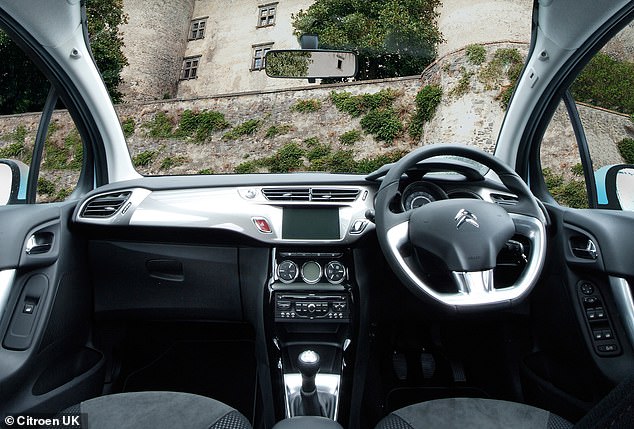 Stellantis - أصدرت المجموعة الأم ل Citroen - يوم الجمعة 20 يونيو إجراءً لوقف القيادة في المملكة المتحدة لنماذج C3 و DS3 التي لا تزال تحتوي على وسائد هوائية Takata الأصلية