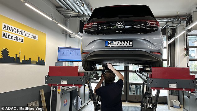 اختبرت ADAC في الأصل نطاق Hatchback VW Electric All-Electric في عام 2021 عندما كان جديدًا تقريبًا. بعد حوالي 48 شهرًا وبعد 107 ألف ميل ، تم قياسه مرة أخرى وأظهر خسارة 8 أميال فقط
