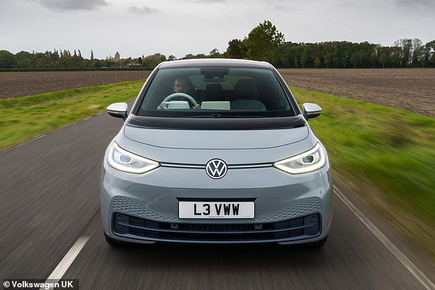 قال ADAC إنه يستخدم عادة شاحن سريع لشحن VW الكهربائي. ومع ذلك ، في بريطانيا ، يقوم معظم سائقي السيارات الكهربائية بتوصيل سياراتهم إلى صندوق محلي أبطأ 7 كيلو وات في المنزل