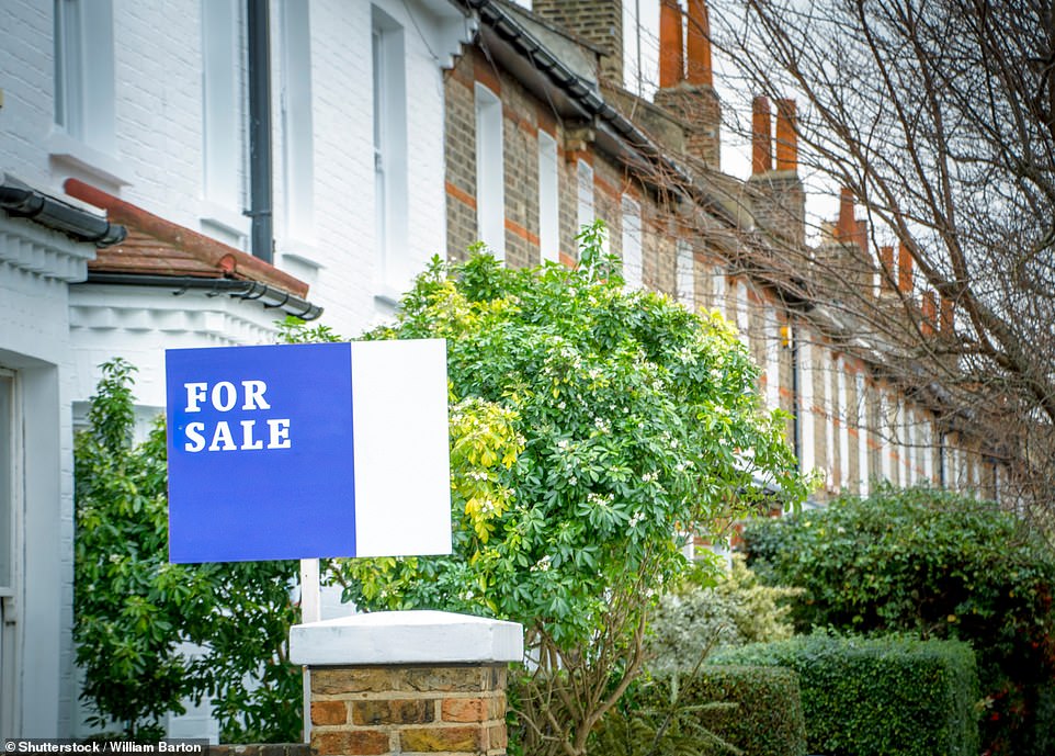في حين أن هناك عادةً تراجعًا موسميًا في الأسعار في يوليو ، وفقًا لـ RightMove ، فإن هذا هو أكبر انخفاض شهري في الأسعار في هذا الوقت من العام المسجل لأكثر من 20 عامًا من البيانات. ونتيجة لذلك ، خفضت أكبر بوابة العقارات في بريطانيا توقعات أسعارها لهذا العام إلى النصف ، مما يقلل من تنبؤات أسعار العقارات لمدة 2025 من نمو 4 في المائة إلى 2 في المائة فقط. وفرة من المنازل في السوق هي في الغالب السبب ، وفقا لصالح الحق.