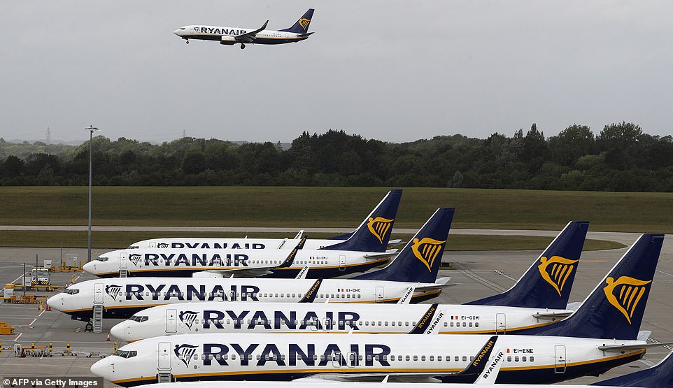 تعرض Ryanair لانتقادات شديدة خلال عطلة نهاية الأسبوع بعد أن ادعى التحقيق الذي أجراه صنداي تايمز مكافآت دفع الطيران للموظفين الذين يمسكون المسافرين بأمتعة كبيرة الحجم. ادعى أحد الموظفين أنهم دفعوا 1.50 يورو (1.30 جنيه إسترليني) لكل حقيبة ، مع حد شهري 80 يورو