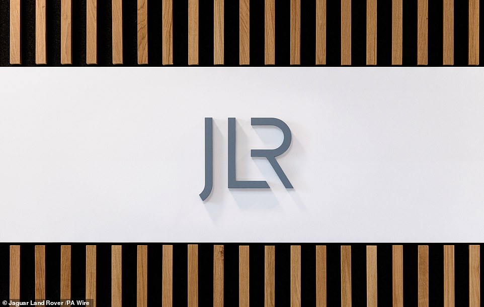 يأتي ذلك بعد مرور عام تقريبًا على أن العلامة التجارية الشقيقة Jaguar كشفت عن شعاراتها التي تم إعادة تسميتها الخاصة للاحتفال بانتقالها إلى صانع سيارات متميز بالكامل. ومع ذلك ، قال JLR أن هذا ليس بديلاً لشعار Range Rover وبدلاً من ذلك علامة بديلة. علق JLR:
