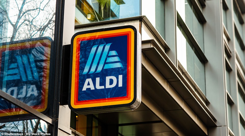كانت مبيعات LIDL على مدار الفترة أعلى بنسبة 11.1 في المائة عن العام السابق عندما بلغت حصتها من السوق 7.8 في المائة. أظهر التقرير أن الحصص السوق التي انخفضت من 8.7 في المائة إلى 8.4 في المائة في العام الماضي ، فقدت موريسونز بالفعل موقعها باعتبارها رابع أكبر بقالة في بريطانيا إلى ألدي.