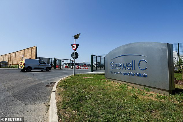 مدخل موقع البناء إلى محطة الطاقة النووية Sizewell C في سوفولك في 11 يونيو