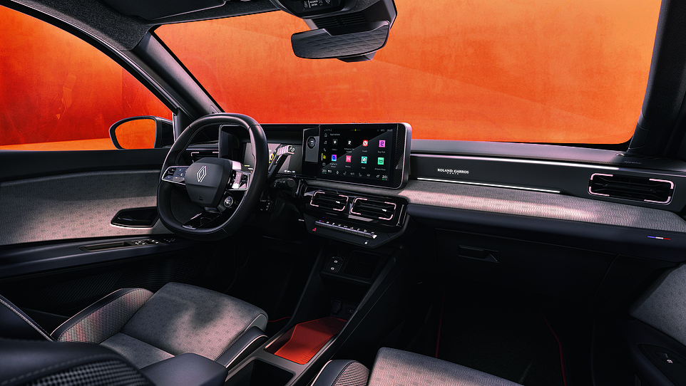 Abarth ، Byd ، Citroen ، Dacia ، Fiat ، Jeep ، Mini ، Peugeot ، Polestar ، Smart ، Vauxhall و Volvo ، تقدم إلى حد كبير التصميمات الداخلية للجلد في جميع أنحاء نطاقاتها ، وفقًا للمسح الداخلي للسيارة الأوروبية في Peta في العام الماضي. فشل تسلا في الاستجابة لطلب المجموعة للحصول على معلومات ، ولكن هذا هو الأموال يمكن أن تؤكد أنها تستخدم الجلد النباتي الاصطناعي وعالي الجودة عبر تشكيلة سيارتها. تتمتع بعض سيارات ركاب BMW و Jaguar Land Rover و Mercedes-Benz أيضًا بالجلد غير المتطابق كمعيار ، على الرغم من كونهم علامات تجارية فاخرة يرتبطون عادة بالمواد المتميزة.