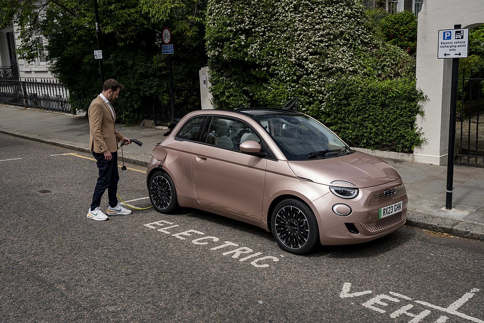 لطالما كانت العلامات التجارية مثل FIAT متقدمًا على اللعبة ، حيث تقدم للعملاء منحة EV منذ أن أزلت الحكومة المحافظة منحة المكونات الإضافية في المملكة المتحدة في عام 2022. لذا ، بينما ننتظر أن نعرف على وجه اليقين أي EVs الجديدة التي ستكون مؤهلة للحصول على إعانات حزب العمال تتراوح بين 1500 جنيه إسترليني و 3،750 جنيهًا إسترلينيًا ، فقد جمعنا خزانات CAR التي تضمنها أموال سلاش من النماذج. فيما يلي ماركات EV للذهاب إليها إذا كنت ترغب في تأمين توفير لائق على سيارتك الكهربائية الجديدة.