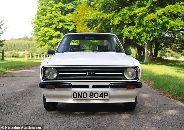 يعد MKII RS 1800 واحدًا من 109 طرازات محدودة على الطرق الوعرة التي تم بناؤها في مصنع السيارات المتقدم لعمليات السيارات في Aveley ، كل واحد منته