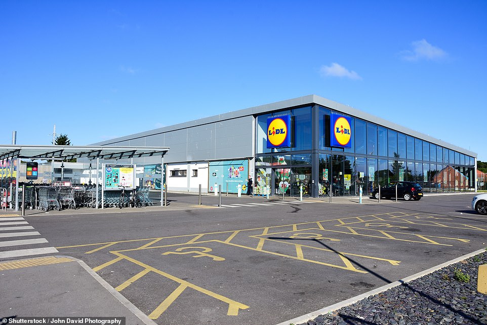 كما أكدت الأرقام أن المشاكل التي تواجه ثالث أكبر بقالة في بريطانيا ، ASDA. شهدت الشركة ، المملوكة أيضًا للأسهم الخاصة ، أن تتراجع المبيعات بنسبة 3 في المائة من 4.4 مليار جنيه إسترليني إلى 4.25 مليار جنيه إسترليني خلال الأشهر الثلاثة الماضية ، في حين انخفضت حصتها في السوق إلى 11.8 في المائة. وجاء الأداء الرهيبة بعد أن أصر الرئيس التنفيذي آلان لايتون على أن