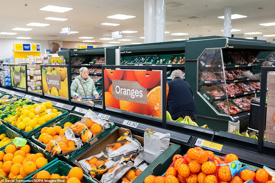 وفي الوقت نفسه ، قامت Tesco بتحسين حصتها إلى 28.3 في المائة حيث نمت المبيعات بنسبة 7.1 في المائة ، وأسرع معدل منذ ديسمبر 2023. وشهدت مبيعات Sainsbury في البريطانيين رقم اثنين من السوبر ماركت Sainsbury بنسبة 5.3 في المائة ، مما وضع حصتها في السوق بنسبة 15.1 في المائة.