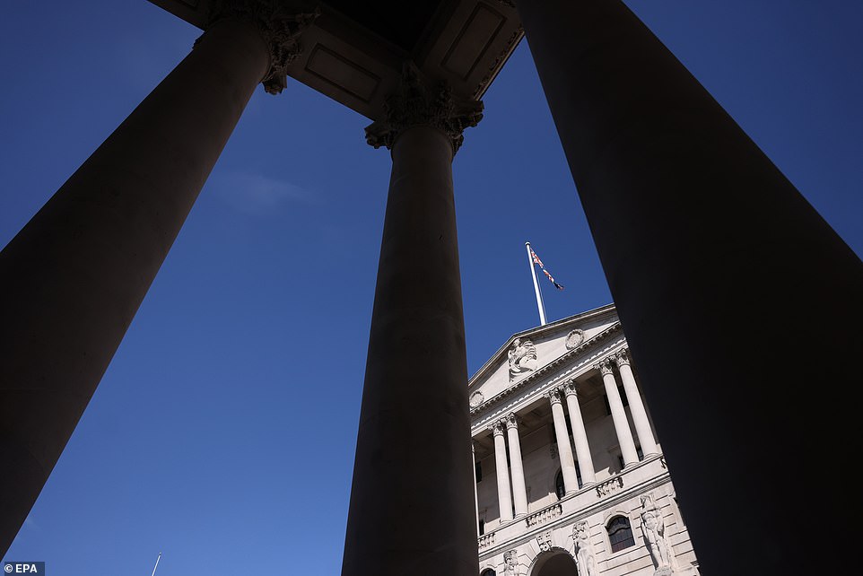 يقترحون أنها قد تواجه معركة غير مرغوب فيها مع Threadneedle Street لإضافتها إلى الاحتكاك مع Backbenchers العماليين على تخفيضات الإنفاق والمعركة لتحقيق التوازن بين الكتب ، وسط النمو الاقتصادي الكئيب وتدهور المالية العامة. تولى ريفز الهدف من المنظمين خلال خطاب منزل قصرها إلى المدينة في وقت سابق من هذا الشهر.