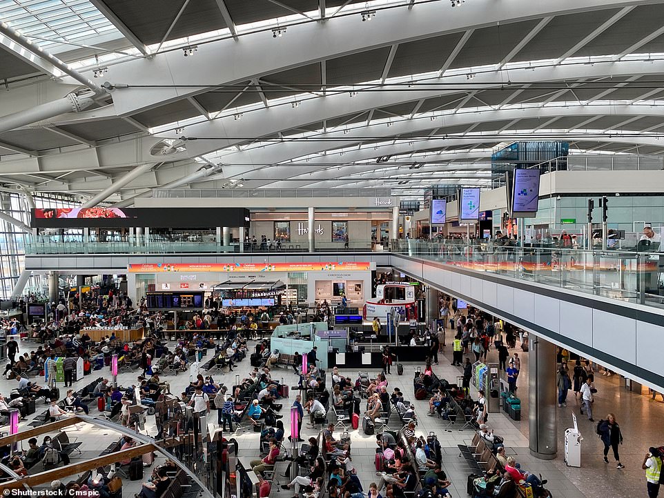 كما أنه يأتي في الوقت الذي يرسم فيه Heathrow توسعًا كبيرًا ، بما في ذلك خطط مدرج ثالث ، لزيادة قدرتها والحفاظ على وضعها كمركز عالمي. أخبر Woldbye المستثمرين يوم الأربعاء أن Heathrow لا يزال
