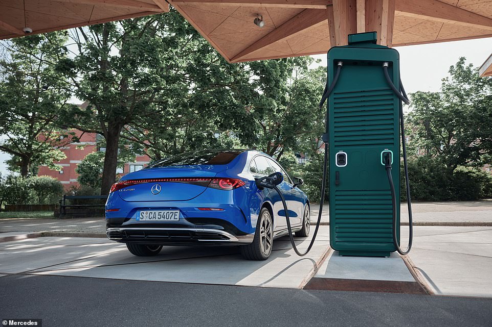 تتطلب الولاية أن صانعي السائدة يفيون بزيادة عتبات أسهم المبيعات السنوية لـ EVS - في عام 2026 ، هذا الحد الأدنى 28 في المائة للسيارات و 16 في المائة للشاحنات. أخبر Hawes الصحفيين أنه على الرغم من أن 
