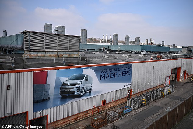 قالت الهيئة التجارية إن هذا يرجع في الغالب إلى قرار Stellantis بإغلاق مصنع Vauxhall Luton في نهاية شهر مارس