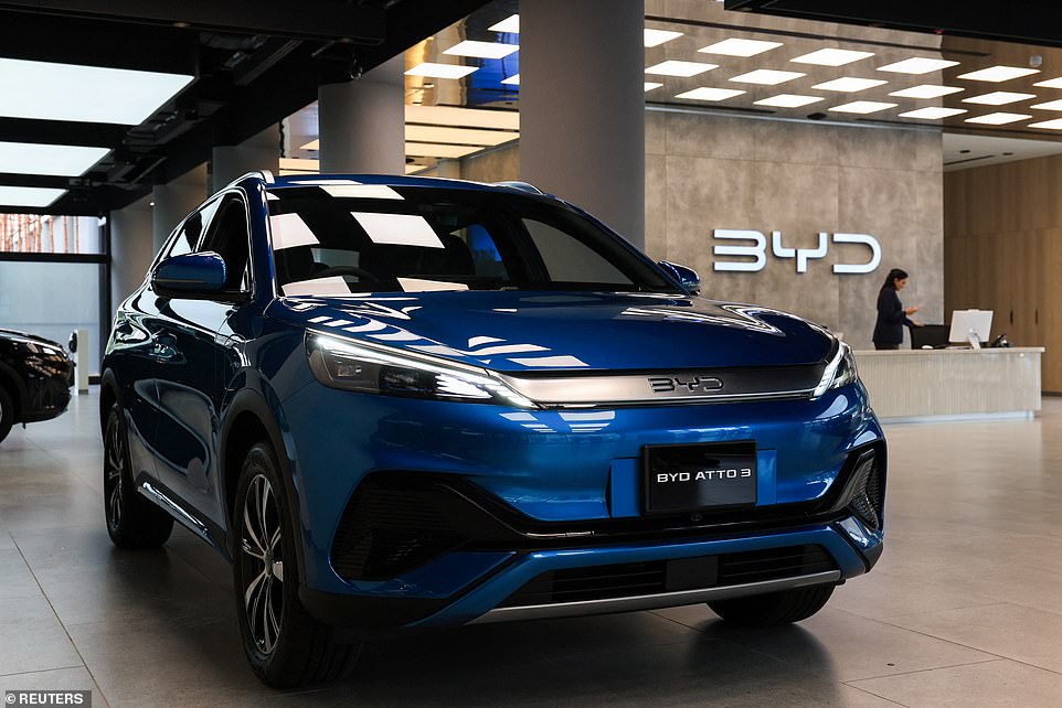 تتوقع نائب رئيس BYD ستيلا لي ، أن مبيعات العلامة التجارية الصينية لن تتأثر بالسياسة ، وأخبرت FT أن أكبر منتج EV في العالم غير مرهق وسيخلق 5000 وظيفة أخرى بحلول العام المقبل كجزء من توسعها الأوروبي السريع. في 15 يوليو ، أعلن وزير النقل هايد ألكساندر أن السائقين في جميع أنحاء المملكة المتحدة سيستمتعون قريبًا بخصومات على مجموعة من السيارات الكهربائية الجديدة التي تصل إلى 3750 جنيهًا إسترلينيًا.