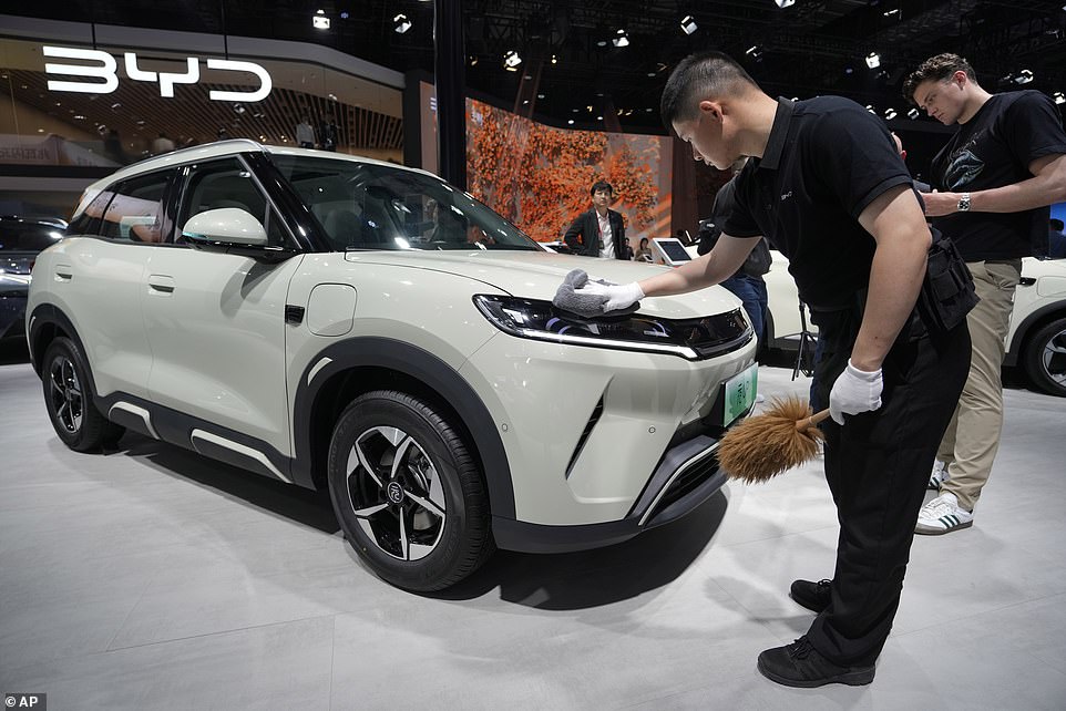 لإثبات نقطة ، تسير BYD بالكامل في خطط التوسع الخاصة بها ، بهدف إنتاج سيارات في المجر وتركيا ويفتح 2000 متجر للبيع بالتجزئة في أوروبا ، 280 منها ستكون في المملكة المتحدة. سيعمل كل وكيل حوالي 20 شخصًا. وقعت BYD أيضًا على صفقة رعاية جديدة مع نادي كرة القدم الإيطالي إنتر ميلان للظهور على ظهر قمصان الفريق. سيشهد الترتيب كل من الفريق الأول للرجال والمدربين العليا والمدربين الذين تم تزويدهما بـ 70 مركبة BYD.