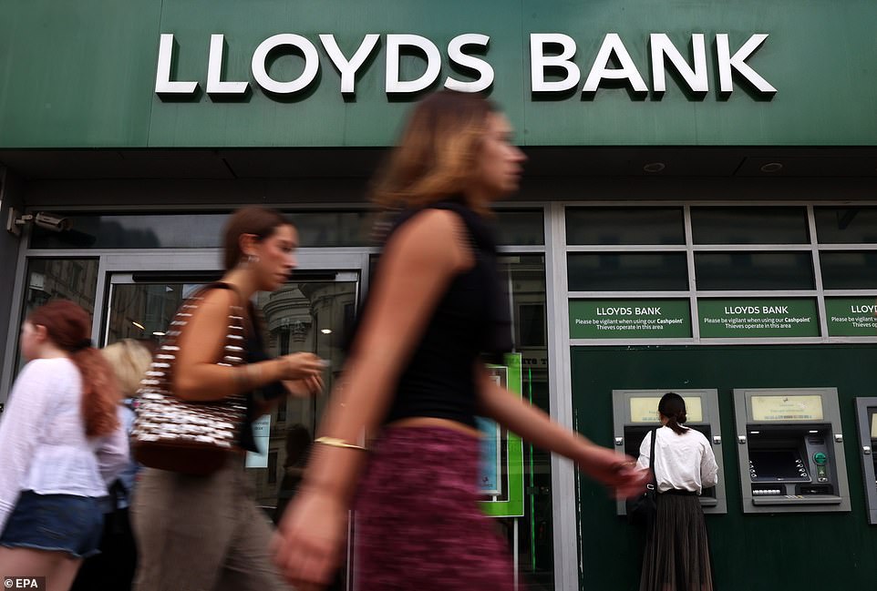 تتوفر أيضًا عروض تبديل البنوك المتنافسة. يقدم Lloyds Bank أكبر مكافأة قدرها 185 جنيهًا إسترلينيًا للعملاء الذين يفتحون حساب Lloyds Club.