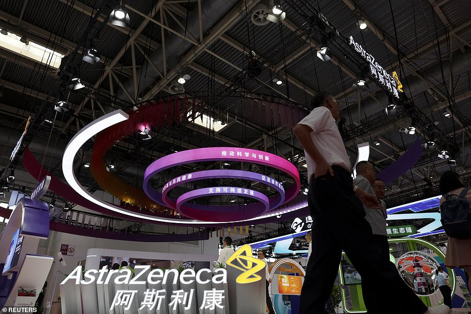 كما أثارت هذه الخطوة المخاوف التي يمكن أن تقوم Astrazeneca بتبديل قائمة سوق الأسهم في لندن إلى الولايات المتحدة ، والتي ستكون بمثابة نجاح للمدينة.