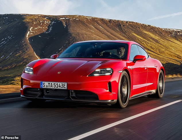 انخفضت مبيعات Porsche's الرائدة EV ، Taycan (في الصورة) ، بنسبة 49 ٪ في عام 2024 و 6 ٪ بالفعل في النصف الأول من عام 2025. لم يساعد عدد من عمليات الاستدعاء للسيارة الكهربائية