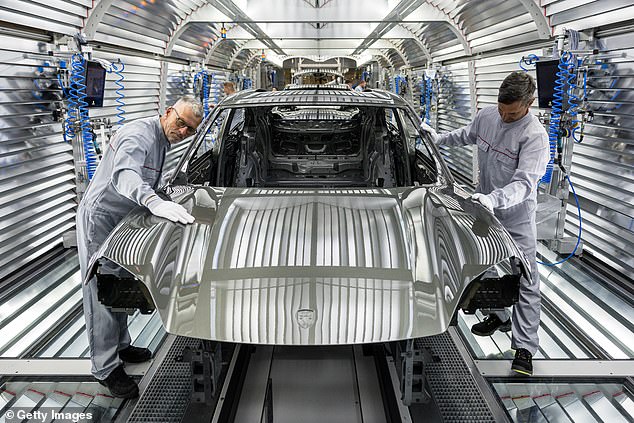 تخطط بورشه بالفعل لفوس 1900 وظيفة بحلول عام 2029 ، حيث قامت مبيعات EVs على وجه الخصوص بالدبابات