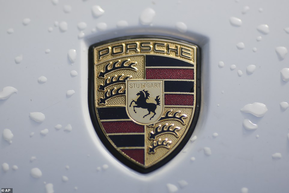 ومع ذلك ، شهد طراز Taycan - Porsche الأول الكهربائي - انخفاضًا بنسبة 49 في المائة في المبيعات في عام 2024 وانخفض بنسبة ستة في المائة أخرى في النصف الأول من عام 2025. سلسلة من عمليات الاستدعاء الخاصة بـ EV الرائدة لم تساعد في قضية بورشه. وبالتالي ، فإن العلامة التجارية الألمانية ستأمل أن تقوم Cayenne EV بحقن مبيعات جديدة. أي تباطؤ في مبيعات EV يؤذي الاستثمارات التي تم تحويلها بالفعل إلى نماذج مثل Macan.