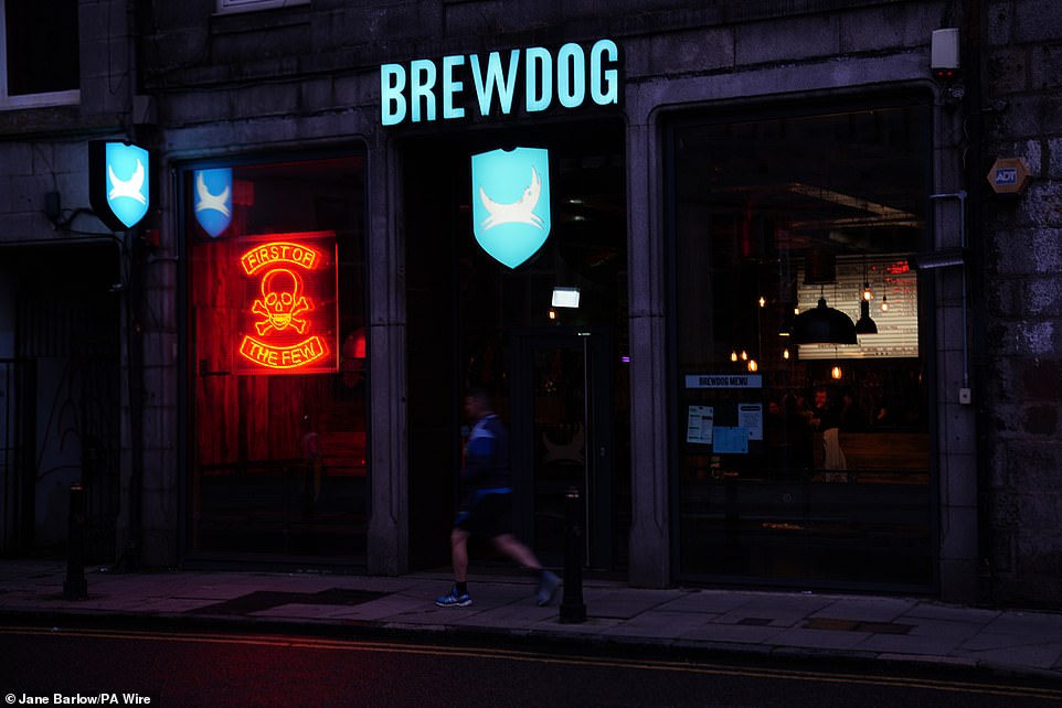 في الأسبوع الماضي ، أعلنت شركة Craft Beer BrewDog عن خطط لإغلاق 10 حانات في جميع أنحاء بريطانيا ، بما في ذلك الحانة الرائدة في أبردين. تقع الحانات المخصصة للإغلاق في أبردين ودندي وليدز وبرايتون وأكسفورد وشيفيلد ويورك وثلاثة في لندن. وقال متحدث باسم BrewDog الأسبوع الماضي إن