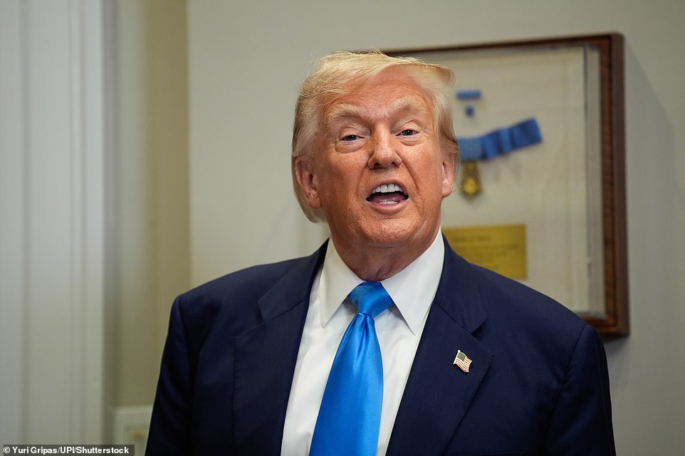ومع ذلك ، تم تقسيم بنك الاحتياطي الفيدرالي مع اثنين من المطلعين المعينين من قبل ترامب يدعو إلى تخفيض في أكبر تصويت معارضة لأكثر من 30 عامًا. جاء ذلك بعد ساعات فقط من أن الأرقام أظهرت أن الاقتصاد الأمريكي نما بمعدل سنوي قدره 3 في المائة في الربع الثاني - أي ما يعادل حوالي 0.75 في المائة على أساس ربع سنوي. بعد ذلك يتبع تقلص سنوي بنسبة 0.5 في المائة في الربع الأول.