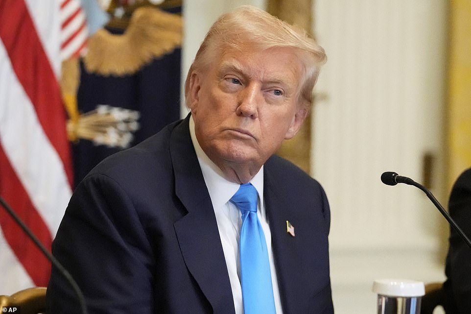 انتقل ترامب إلى وسائل التواصل الاجتماعي لإعلان العدد ليكون