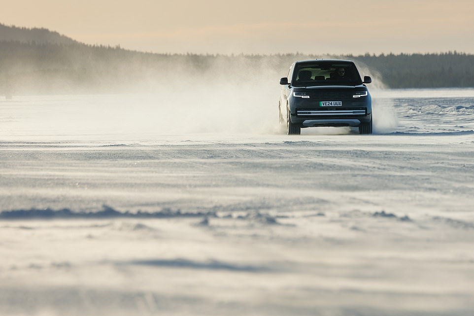 بعد أن ذكرت سابقًا أن Range Rover Electric ستكون في صالات العرض بحلول نهاية هذا العام ، كتبت JLR للعملاء لإخبارهم بأن عمليات التسليم لن تبدأ حتى العام المقبل ، حسبما ذكرت صحيفة The Guardian. تم أيضًا تحديث الصياغة على موقع الشركة على الإنترنت لتعكس التأجيل. وليس فقط Range Rover Electric الذي يتم تأخيره ؛ تم إرجاع نموذجين يتم تعيينهما في مستقبل Jaguar بالكامل أيضًا لعدة أشهر بما في ذلك إصدار الإنتاج من مفهوم النوع 00 المثير للجدل في الأصل للوصول في أغسطس من العام المقبل.