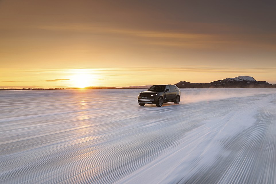 ومع ذلك ، فقد تم الإبلاغ عن أن إطلاق Range Rover Velar يمكن إرجاعه أيضًا من أول ظهور مجدول في منتصف عام 2026. تأخيرات النموذج الجديدة ليست غير شائعة ، مع وجود العديد من الشركات المصنعة لتأجيل التواريخ للتأكد من أن عمليات الإطلاق تتماشى مع السوق. هذا صحيح بشكل خاص مع إطلاق EV ، مع تحولات في طلب العملاء مما يؤدي إلى قيام صانعي السيارات بتوسيع نطاق الأهداف الكهربائية الطموحة فقط. وقال متحدث باسم JLR إن هذا هو المال: