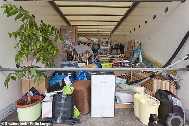 محاذاة: قارئ EC دفعت مقابل وحدة تخزين 35 قدم مع شركة Removals Jamvans ، لكنها تدعي أنها حصلت فقط على نصف ذلك (ألبوم الصور)