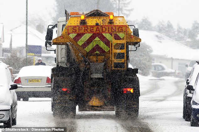 بدلاً من تطهير الثلج والجليد في فصل الشتاء ، تم نشر Gritters هذا الأسبوع لنشر طبقة رائعة من الحجر المكسور على سطح الطرق لتوفير قبضة لإطارات المركبات على المخاوف التي يمكن أن يذوبها مدرجات في درجات الحرارة المرتفعة بشكل لا يصدق