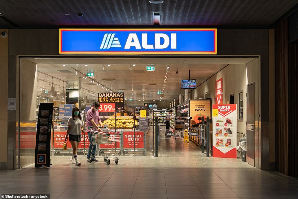 من المقرر أن يقوم عمال متجر Aldi بزيادة رواتب أخرى بعد أن أعلن سوبر ماركت الميزانية أنها تتجول في الحد الأدنى للأجور إلى 13 جنيهًا إسترلينيًا في الساعة من سبتمبر. تدعي سلسلة البقالة ، التي احتلت تاج أفضل صاحب عمل السوبر ماركت في بريطانيا ، أنها أول من يقدم الحد الأدنى الجديد للمعدل. سيتم دفع مساعدي المتجر ما لا يقل عن 13 جنيهًا إسترلينيًا في الساعة على مستوى البلاد من 1 سبتمبر - ارتفاعًا من 12.75 جنيهًا إسترلينيًا حاليًا.