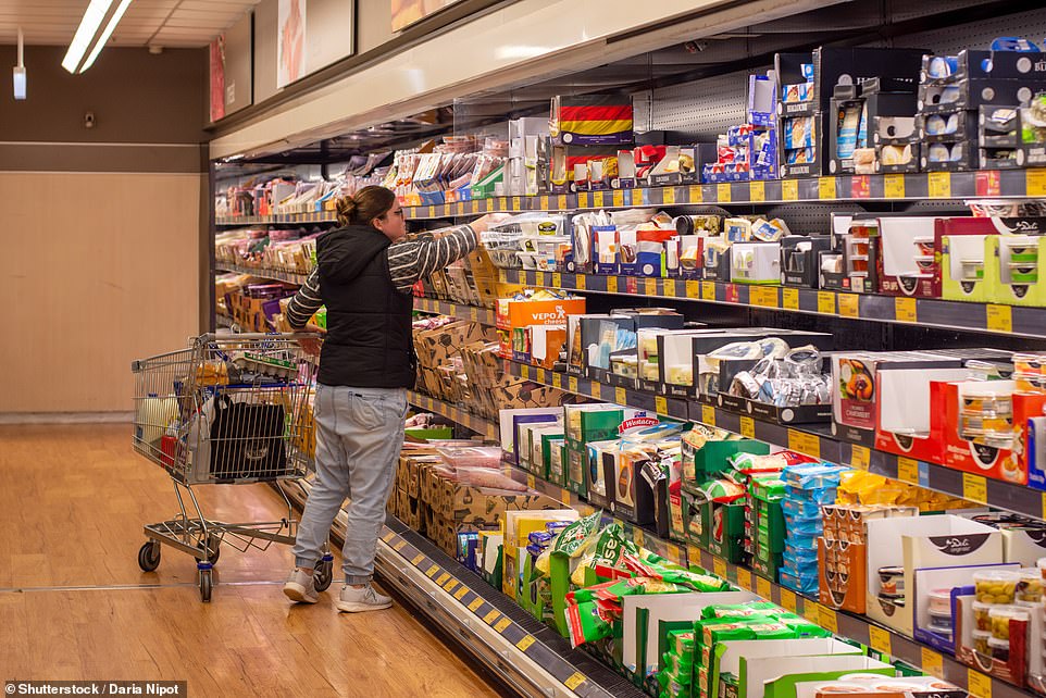 ومع ذلك ، تلقى عمال ALDI أيضًا زيادة في الأجور في يناير عندما رفع السوبر ماركت الحد الأدنى لسعر الساعة إلى 12.71 جنيه إسترليني ، بزيادة من 12.40 جنيه إسترليني السابق. وضعت هذه الخطوة موظفيها على رواتب أفضل من أولئك الذين يعملون في منافسيهم ، بما في ذلك متاجر الرفع مثل Waitrose و M&S. رفعت محلات السوبر ماركت الأخرى معدلاتها السفلية لآلاف عمال المتاجر في الأشهر الأخيرة لتجلبها إلى الحد الأدنى الوطني.