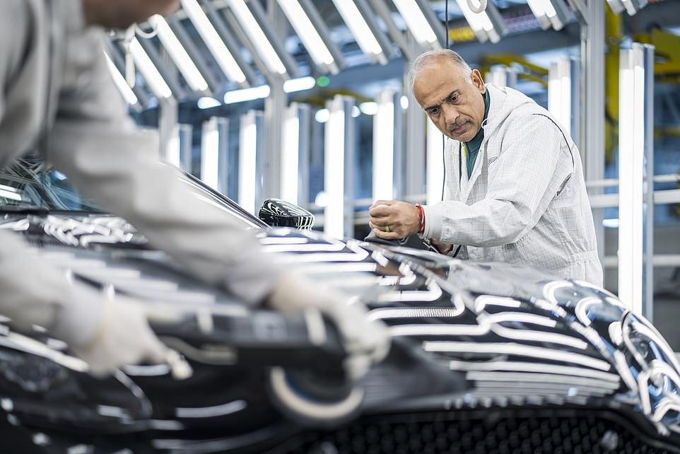 تعرّف التعريفات الأمريكية على شركات سيارات مضغوطة ، مما يجبر الشركات ، بما في ذلك GM و Volkswagen و Hyundai ، إما على كتاب خسائر واسعة أو إصدار تحذيرات ربح أو خفض توقعاتها المالية. قالت أستون مارتن إنها تتوقع الآن ربحها التشغيلي المعدل السنوي حتى يكسر تقريبًا. وقال الرئيس التنفيذي للمجموعة ، أدريان هولمارك ، إن وضع التعريفة الجمركية