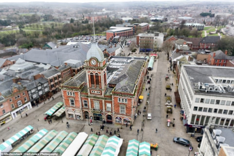 Driffield (240،658 جنيهًا إسترلينيًا) وتشيسترفيلد (248304 جنيهًا إسترلينيًا) و Leek (3261،698) يضم أيضًا المنازل الأقل تكلفة لجميع المشترين. ومع ذلك ، في الطرف الآخر من المقياس ، هو Beaconsfield الخلاب في Buckinghamshire. يجب على المشترين في بلدة الركاب تسليم حوالي 839،468 جنيهًا إسترلينيًا للمنزل ، والذي يمتد عادةً إلى شقة من غرفتي نوم وحمامين. Henley-on-Thames هي ثاني أغلى مدينة في السوق. إنه على بعد ثمانية أميال فقط من القراءة و 24 ميلًا من أكسفورد - وكان يُعرف سابقًا بأنه أحد أفضل الأماكن للعيش في الريف.