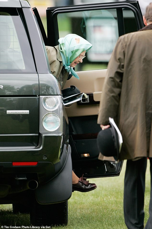 على الرغم من أن Jaguar Land Rover يحمل أمرًا ملكيًا لأفضل جزء من 75 عامًا وأصدرت الأسرة مئات المركبات على مدار عقود ، إلا أن هذه السيارة بالذات فريدة من نوعها. كانت الملكة تصور تخرج من سيارات الدفع الرباعي في معرض رويال وندسور للخيول في 11 مايو 2007