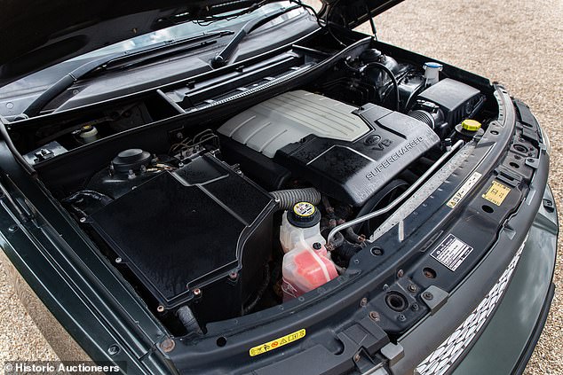 يعتقد دار المزاد أن Range Rover L322 الوحيدة التي تملكها الأسرة الملكية المجهزة بمحرك ذي ثماني أسطوانات من ثماني أسطوانات مزخرف بسعة 4.2 لتر ، والذي يقول إن 
