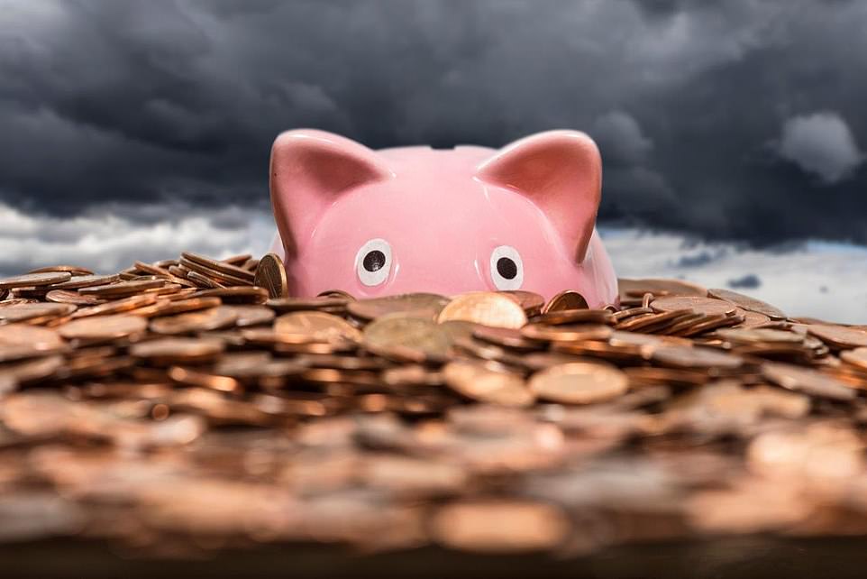 يمكن أن تشمل هذه الفوائد معدلات الأقساط المضمونة ، والتي ستخسرها عن طريق تحريك معاشك التقاعدي. هناك عيوب محتملة رغم ذلك. الأهم من ذلك من المحتمل أن تكون رسوم. سيكون لبعض مخططات المعاشات التقاعدية رسوم الخروج أو تبديل التكاليف أو رسوم المستشارين ، والتي يمكن أن تأكل في قيمة معاشك التقاعدي ، لذلك من المهم النظر في التكاليف المحتملة للتوحيد ووزنها مع المدخرات التي يمكن أن توفرها. يمكن أن يساعدك التحدث إلى مستشار مالي في تحديد الخيار الأفضل بالنسبة لك ، على الرغم من أن هذا يأتي أيضًا بتكاليفه الخاصة.