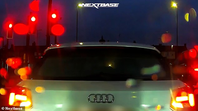 يحاول سائق Audi ، الذي يدخل على ما يبدو إلى الممر الخاطئ في مجموعة من إشارات المرور ، أن ينعكس دون ملاحظة السيارة خلفها مباشرة