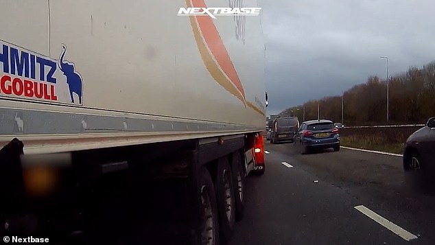 يعرض أحد مقاطع الفيديو ممرات متغيرة HGV على طريق سريع وضرب سائق سيارة مؤسف