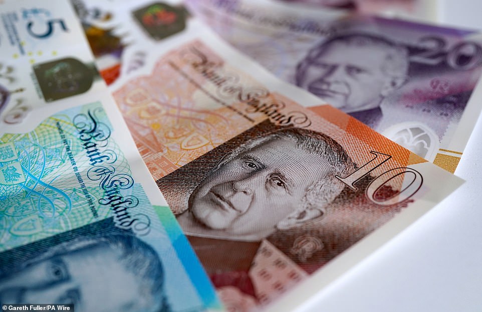أظهرت أرقام HMRC أن الأشخاص الذين تزيد أعمارهم عن 65 عامًا أخذوا المزيد من النقود من معاشاتهم التقاعدية في جميع المجالات في العام حتى أبريل 2025 ، لكن من المرجح أن يقوم كبار السن بذلك. من بين الأوكتوجينيين هنا ، كان هناك قفزة بنسبة 80 في المائة في المبلغ الذي ارتفع إلى 360 مليون جنيه إسترليني ، مقارنة بارتفاع أكثر تواضعًا بنسبة 25 في المائة في العام السابق. ارتفع المبلغ الذي تم سحبه من قبل الأشخاص الذين تتراوح أعمارهم بين 75 و 80 عامًا بنسبة 50 في المائة إلى 1.3 مليار جنيه إسترليني العام الماضي ، أيضًا مقابل زيادة بنسبة 25 في المائة في العام السابق.
