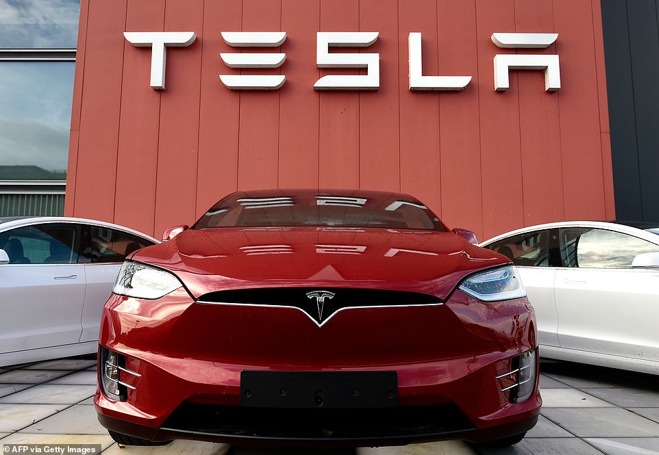 سعر سهم Tesla¿ البالغ 309.60 دولارًا يقدر الحزمة بمبلغ 22.3 مليار جنيه إسترليني ، ولكن بموجب الخطة ، يجب على Musk دفع 23.34 دولار للسهم حوالي 1.7 مليار جنيه إسترليني.