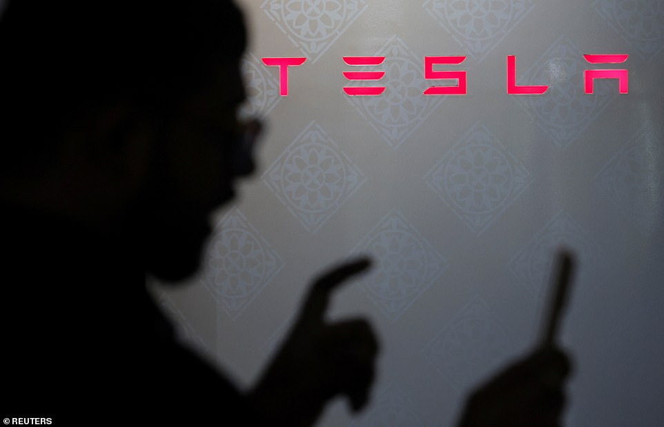 وقال دانييل آيفز ، المحلل في Wedbush Research ، إن الحزمة ستكون كافية للحفاظ على Musk كرئيس تنفيذي لشركة Tesla على الأقل حتى عام 2030 ، وأنه كان الأصول الأكثر أهمية.